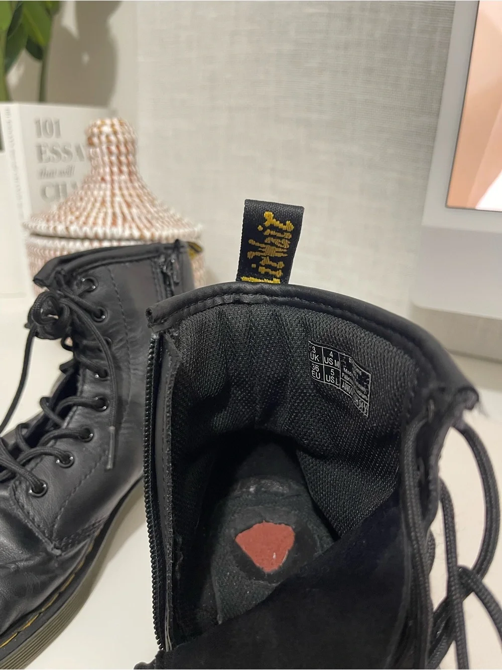 DR. MARTENS doc youth kids 4 black boots